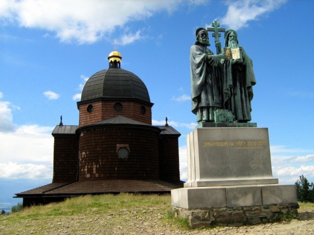 Kaple a socha Cyrila a Metoděje na Radhošti