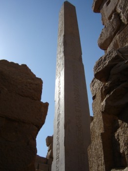 Obelisk v Karnaku