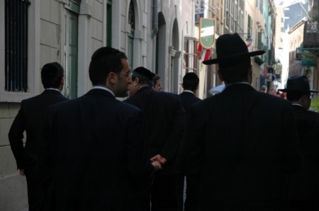 Gibraltar - židé vracející se z bohoslužby